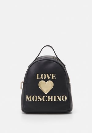 Czarny plecak z górnym uchwytem i złotym napisem "LOVE" nad złotym sercem oraz "MOSCHINO" poniżej na przedniej kieszeni.