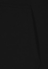 Schwarzer Baumwollstoff mit glatter Textur, der mit einer Seitentasche versehen ist, die von einer klaren Naht umrandet ist. Einfaches, minimalistisches Design ohne Muster oder Verzierungen.