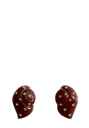 Paire de boucles d’oreilles marron en forme de rose ornées de petits strass transparents sur fond blanc.