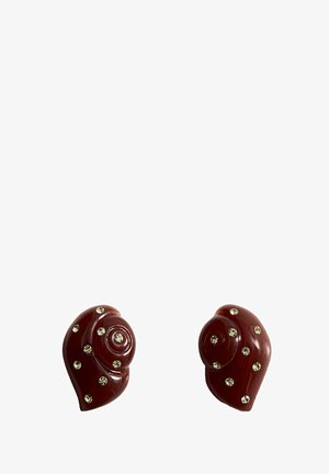 Paire de boucles d’oreilles marron en forme de rose ornées de petits strass transparents sur fond blanc.