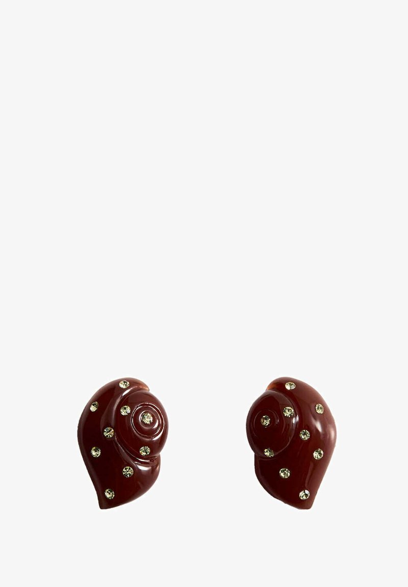 Paire de boucles d’oreilles marron en forme de rose ornées de petits strass transparents sur fond blanc.