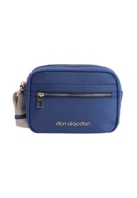 Bolso bandolera azul hecho de tejido resistente, con un bolsillo frontal con cremallera, correa ajustable y detalles en oro con el logo. Forma compacta y rectangular.
