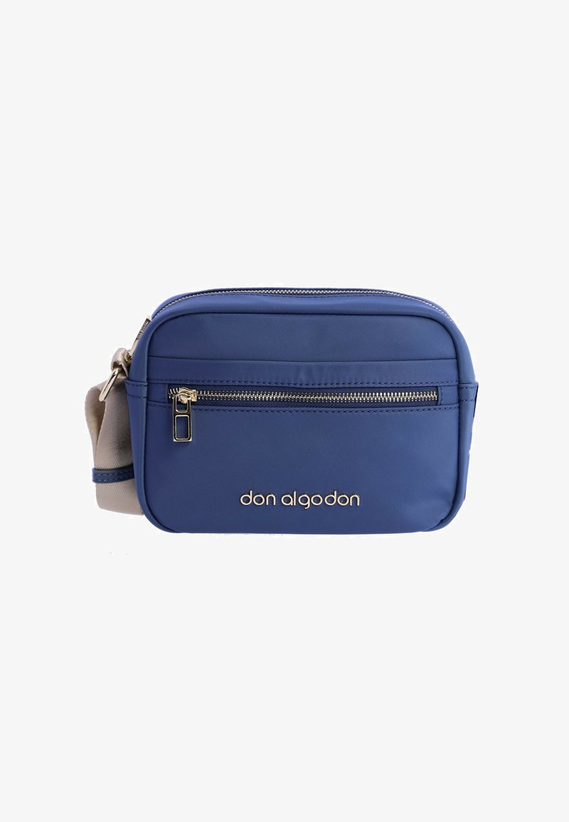 Bolso bandolera azul hecho de tejido resistente, con un bolsillo frontal con cremallera, correa ajustable y detalles en oro con el logo. Forma compacta y rectangular.