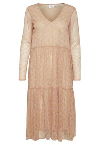 Långärmad klänning i ljus persika med v-ringning, lager-design, blommigt mönster och genomskinlig textur, som ger en flödande siluett.