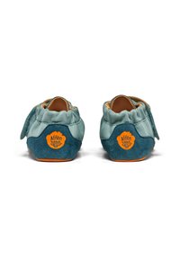 Zapatos para niños en cuero verde azulado, con un suave talón de ante. Presentan tela recogida alrededor del tobillo y un parche de logo naranja en la parte posterior.