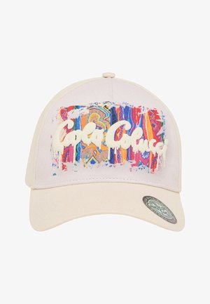 Cap mit beiger Basis, ausgestattet mit einem bunten, gemusterten Stoff-Panel und einem cremefarbenen Logo mit tropfendem Effekt auf der Vorderseite.