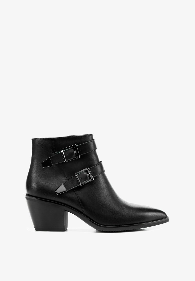 Schwarzer Leder-Stiefel mit zwei seitlichen Riemen mit Schnallen und einem klobigen mittelhohen Absatz, von der Außenseite auf weißem Hintergrund gezeigt.