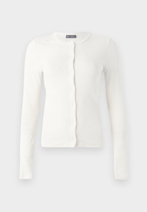 Cardigan blanc côtelé à manches longues avec un col rond et une fermeture à boutons sur le devant. Tissu doux avec une coupe ajustée et une texture subtile.