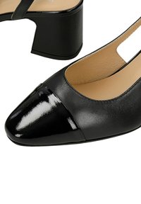 Chaussure noire en cuir à petit talon carré avec bout en cuir verni brillant et doublure intérieure beige, équipée d'une bride arrière.