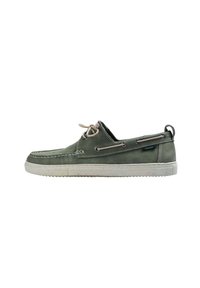 Scarpe da barca in pelle verde con lacci beige, suola in gomma bianca e cuciture decorative. Presenta occhielli in metallo e un'etichetta del marchio sul lato.