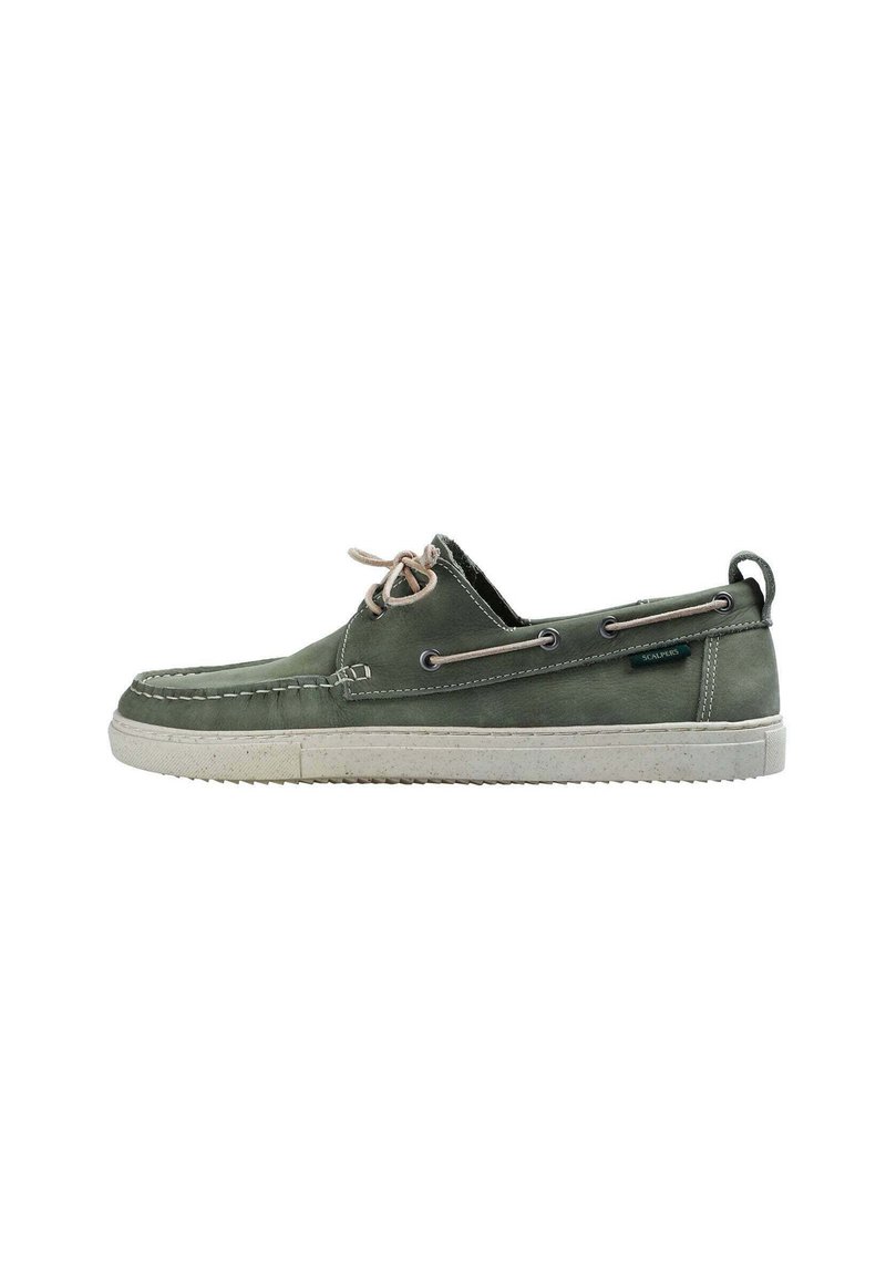 Scarpe da barca in pelle verde con lacci beige, suola in gomma bianca e cuciture decorative. Presenta occhielli in metallo e un'etichetta del marchio sul lato.
