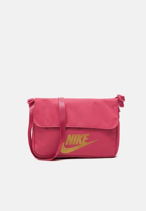 Lille rektangulær lyserød crossbody taske med klaplukning og justerbar rem, med gul Nike-logo på frontpanelet.
