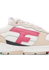 Sneaker mit einem weißen Mesh-Obermaterial, beigen Wildlederakzenten, rosa Lederlogo, grünen und schwarzen Details sowie einer robusten weißen Sohle. Goldene Beschläge an den Ösen.