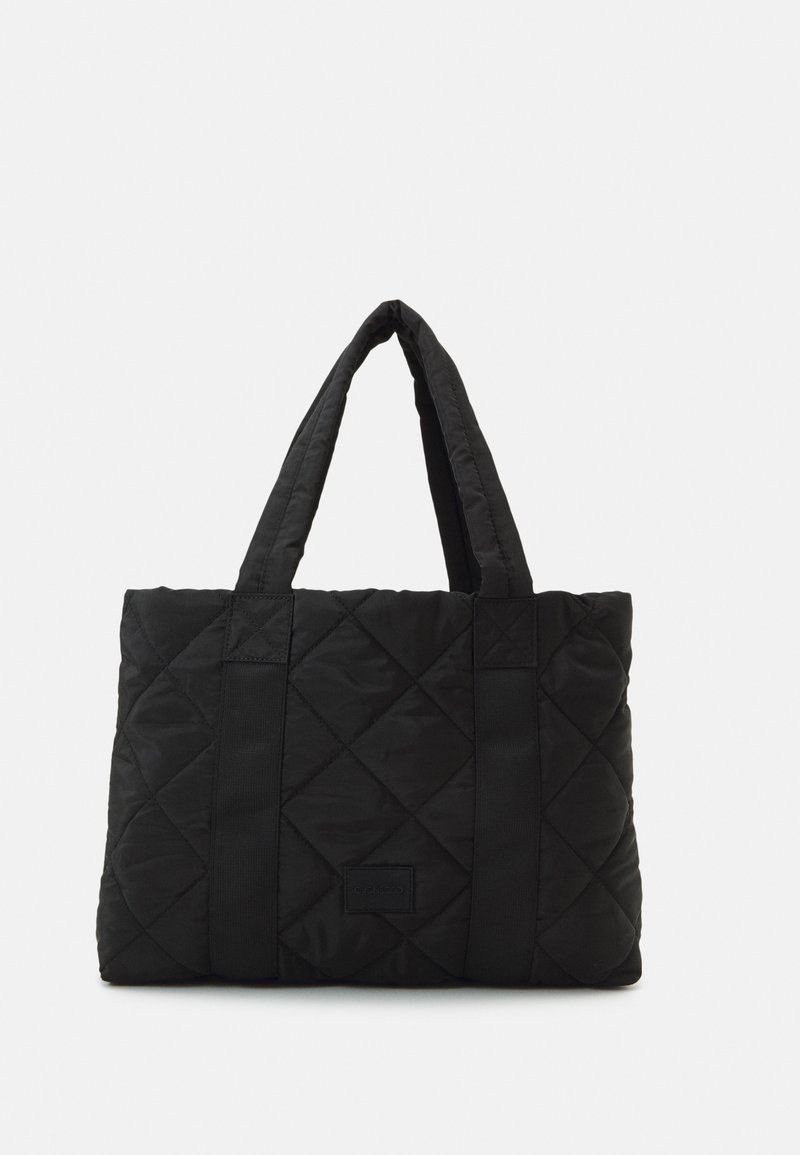 Borsa tote nera trapuntata con due manici robusti, tessuto testurizzato, forma rettangolare e un sottile particolare di branding sulla parte anteriore.