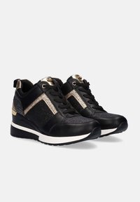 Zapatillas deportivas negras con paneles texturizados, acentos dorados y detalles brillantes. Presentan una media suela blanca y un diseño de cordones.