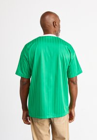 adidas Originals ADICOLOR - Nyomott mintás póló - green/white