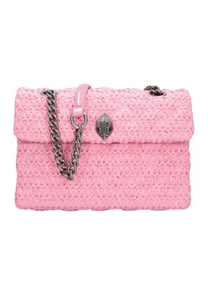 Bolso tejido rosa con una correa de cadena plateada y un cierre plateado con forma de concha en la solapa delantera.