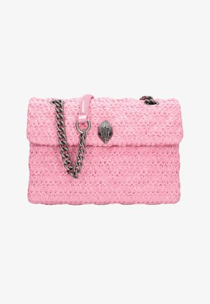 Sac à main tissé rose avec une bandoulière en chaîne argentée et un fermoir argenté en forme de coquillage sur le rabat avant.