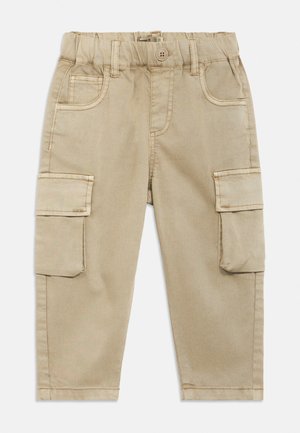 Pantalon cargo beige pour tout-petit avec taille élastique, bouton à l'avant, deux poches latérales et deux poches cargo à rabat sur les jambes.