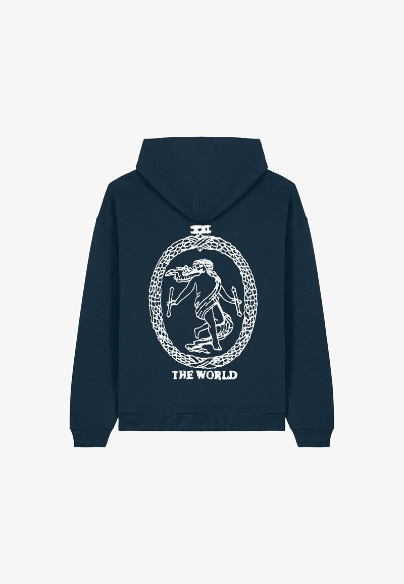 Marineblauwe hoodie met een witte grafische stijl op de achterkant, waarop een figuur binnen een cirkelvormige, gevlochten rand wordt afgebeeld, samen met de tekst "DE WERELD."