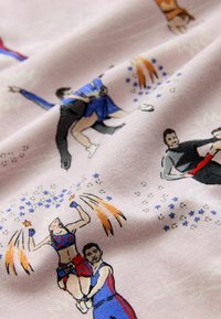 Gaiši rozā audums ar ilustrētām figūrām dinamiskās pozās, ar krāsainiem akcentiem, zvaigznēm un dažādiem tērpiem, kas saistīti ar sporta priekšnesumiem.