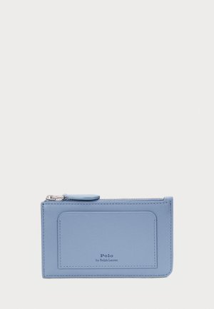 Világoskék bőr kártya pénztárca cipzáros záródással, elülső kártyatartóval és dombornyomott márkalogóval. Simább textúra, rendezett varrási részletekkel.