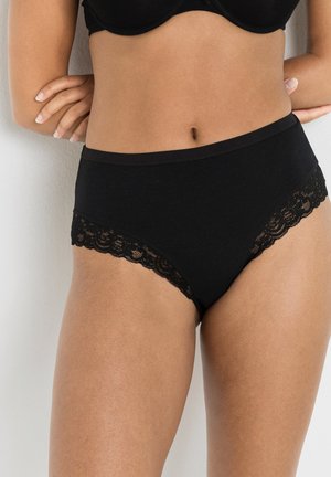 Culotte haute en coton noir avec une dentelle le long des ouvertures des jambes, dotée d'une taille lisse et d'une texture douce.