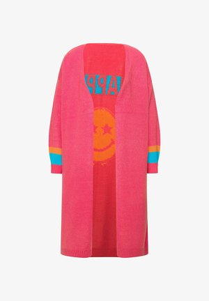 Cardigan rosa lavorato a maglia con apertura frontale, caratterizzato da un grande design con faccina sorridente gialla e accentuazioni a righe blu e arancio sulle maniche.