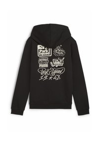 Sudadera negra con una gran impresión gráfica en la parte posterior, que presenta múltiples logotipos y texto estilizado en blanco. Tejido suave de mezcla de algodón.