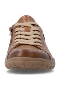 Baskets en cuir marron avec lacets beiges, semelle en caoutchouc beige et fermeture éclair latérale, présentée de face sur fond blanc.