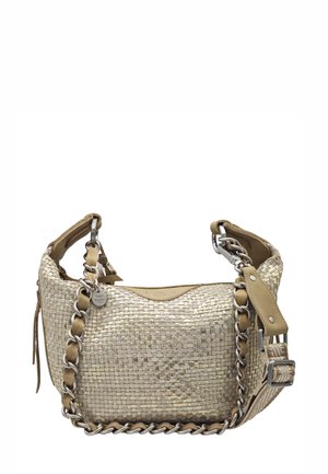 Sac bandoulière en tissu métallique tissé avec une base beige, des détails en chaîne argentée et une sangle en cuir lisse. Comprend un charm marqué.