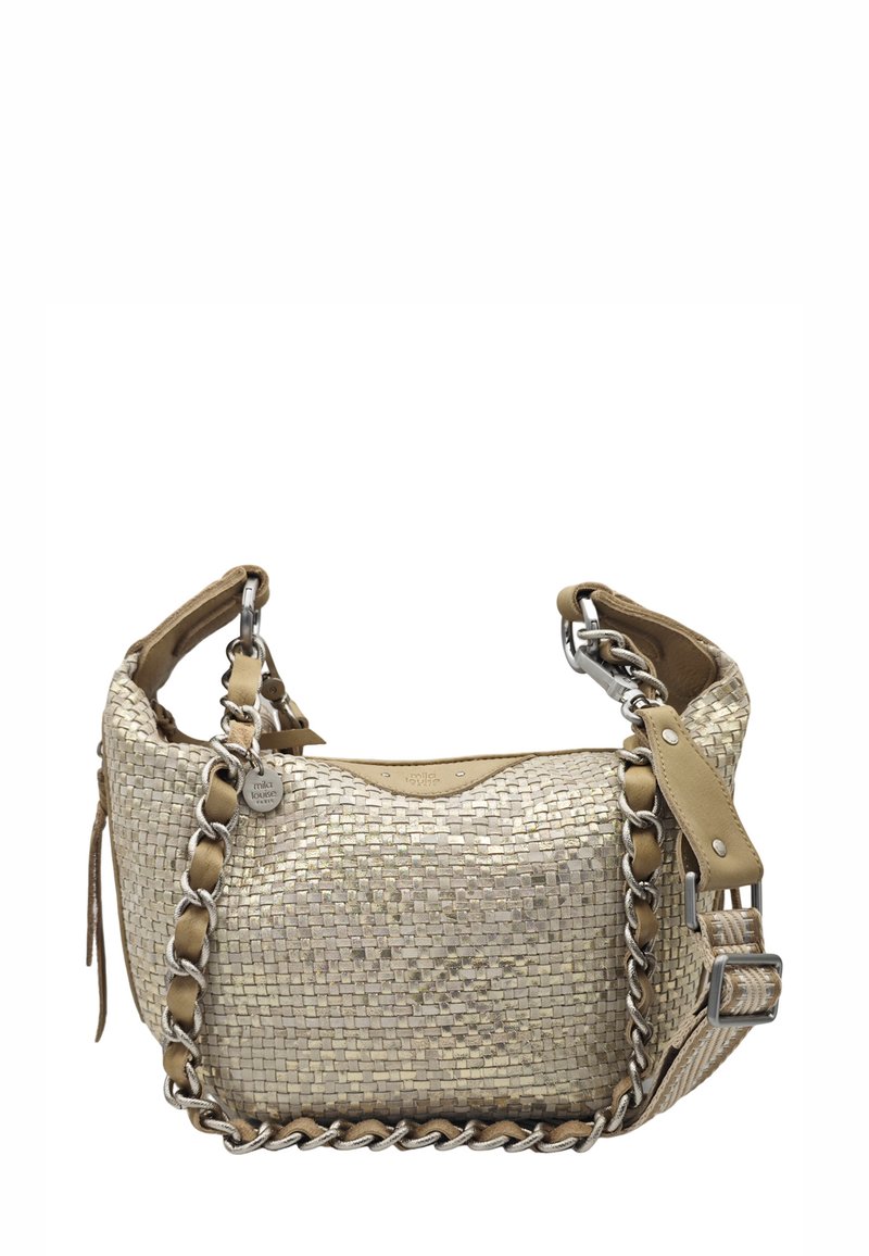 Sac bandoulière en tissu métallique tissé avec une base beige, des détails en chaîne argentée et une sangle en cuir lisse. Comprend un charm marqué.