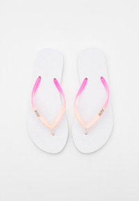 Infradito bianche con suola testurizzata, caratterizzate da cinturini rosa sfumati e un piccolo logo metallico. Progettate per un uso casual.