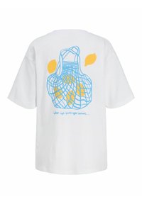 Balta pārmērīga T-kreklu ar zilu tīkla maisiņa grafiku, kurā ir dzelteni citroni, un zem tā teksts "Kad dzīve tev dod citronus..."