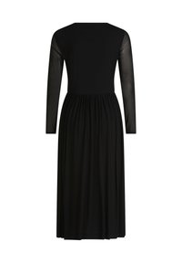 Zwarte jurk met lange doorschijnende mouwen, ronde halslijn, getailleerd lijfje en gegarnerde taille, die uitloopt in een volle rok.