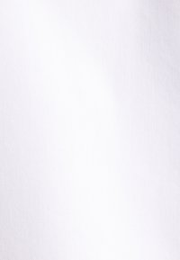 Tessuto bianco con una superficie liscia e un delicato motivo a trama diagonale, caratterizzato da un colore uniforme e senza pieghe o motivi visibili.