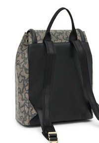 Mochila con una base de cuero negro texturizado y un frente de tela estampada en beige y negro. Cuenta con correas ajustables y un asa en la parte superior.