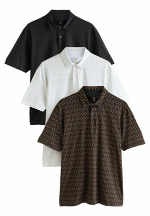 Drei kurzärmelige Poloshirts übereinander gestapelt: schwarz in einfarbig, weiß mit geometrischem Muster und braun mit orangefarbenem geometrischem Muster.