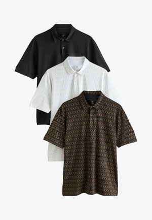 Tre kortærmede polo shirts stablet: sort med ensfarvet, hvid med geometrisk mønster og brun med orange geometrisk mønster.