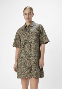 Korte mouwen shirt jurk met luipaardprint in beige en bruin, voorzien van een kraag, knoopsluiting en twee borstzakken. Zachte stoftextuur.