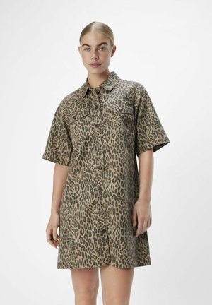 Korte mouwen shirt jurk met luipaardprint in beige en bruin, voorzien van een kraag, knoopsluiting en twee borstzakken. Zachte stoftextuur.