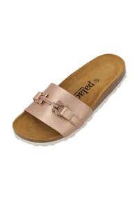 Infradito in oro rosa con una fascia metallica e hardware decorativo, dotato di un plantare sagomato color tan e una suola bianca texturizzata.
