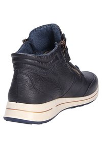 Námořnické kožené vysoké tenisky s texturovaným povrchem, polstrovaným límcem a bočním zipem, s tlumenou krémovou podrážkou a námořnickými akcenty.