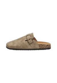 Zapato de ante beige de tipo slip-on con un acento de hebilla, plantilla de corcho y suela de goma negra. Textura suave con forma de puntera redondeada.