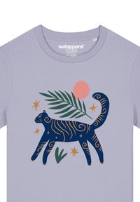 Hellblaues, kurzärmeliges T-Shirt mit einem navyfarbenen Tigerdesign, das goldene Wirbel, grüne Blätter, einen rosa Kreis und Sterne zeigt.