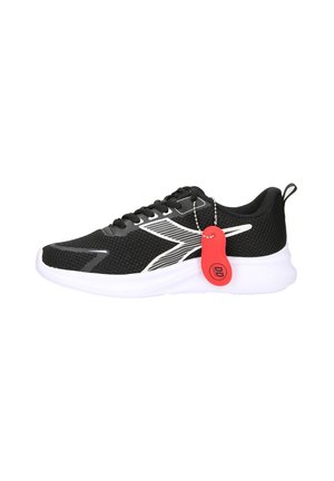 Scarpa sportiva nera con suola bianca e dettagli argentati, con un'etichetta di sicurezza rossa attaccata sul lato.