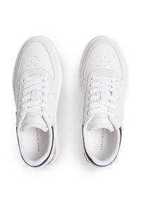 Λευκά αθλητικά παπούτσια από δέρμα και σουέντ με επενδεδυμένο πέλμα, στρογγυλή μύτη, κορδόνια και ναυτικές λεπτομέρειες στη σόλα. Χρυσή λεπτομέρεια με λογότυπο εσωτερικά.