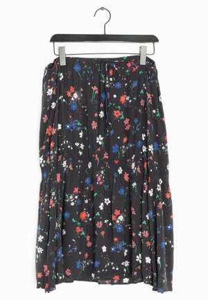 Czarna spódnica midi z czerwonym, niebieskim, białym i zielonym kwiatowym wzorem, elastyczna talia z regulowanym sznurkiem, wisząca na czarnym wieszaku.