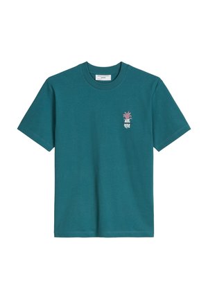 Morska zieleń krótkiego rękawa koszulka z dekoltem crewneck, z małą różową grafiką ananasa i białym stylizowanym tekstem na lewej piersi.