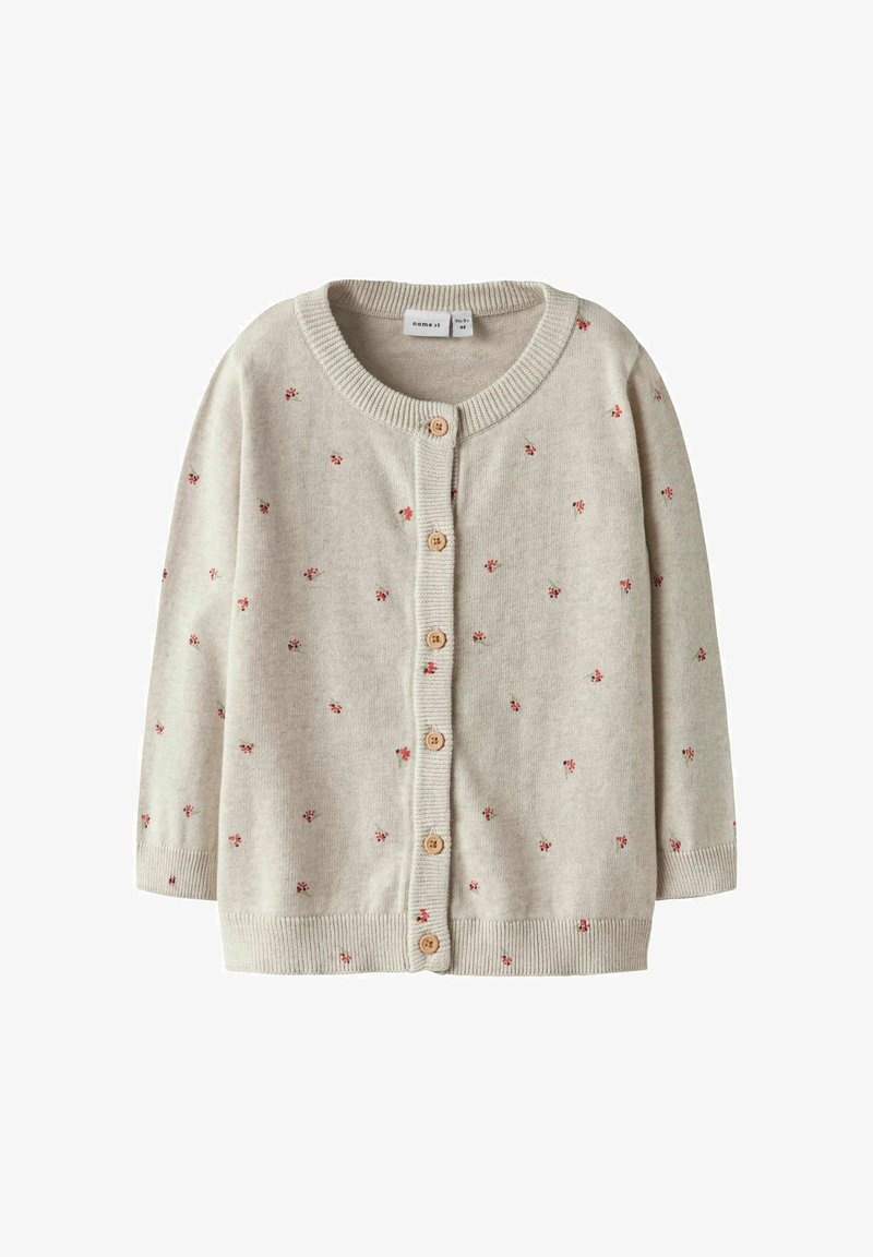 Dječji kardigan boje kreme s malim crvenim cvjetnim uzorcima i drvenim gumbima sprijeda, rebrasti ovratnik i manžete.